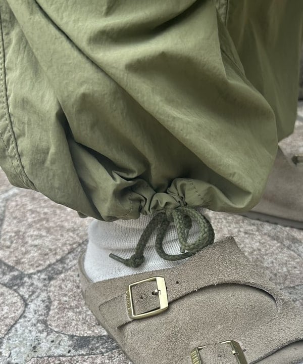 MATSUMOTO AMIさんの「BEAMS WOMEN｜【別注】BRIEFING / ヘルメット バッグ &rdquo;OLIVE&rdquo;」を使ったコーディネート