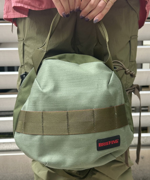 MATSUMOTO AMIさんの「BEAMS WOMEN｜【別注】BRIEFING / ヘルメット バッグ &rdquo;OLIVE&rdquo;」を使ったコーディネート