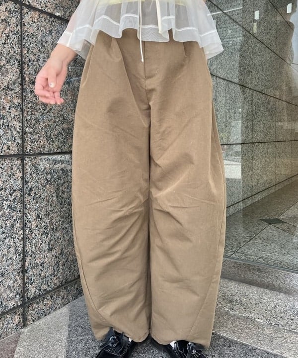 あさひさんの「BEAMS WOMEN｜2タック カーブ バレル チノパンツ」を使ったコーディネート