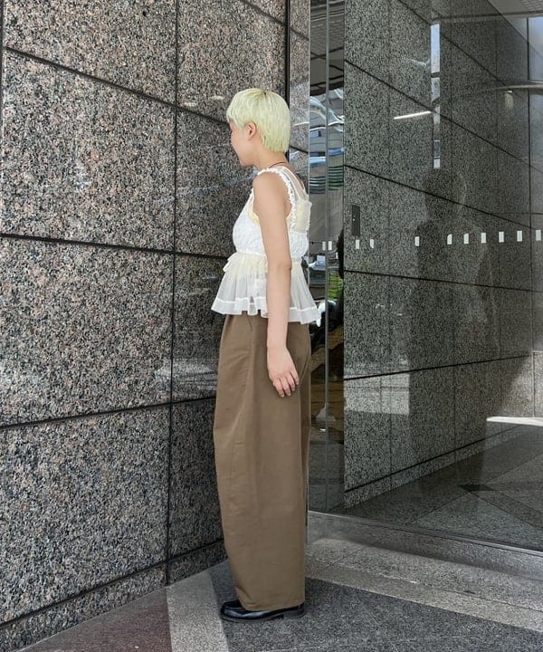 あさひさんの「BEAMS WOMEN｜2タック カーブ バレル チノパンツ」を使ったコーディネート