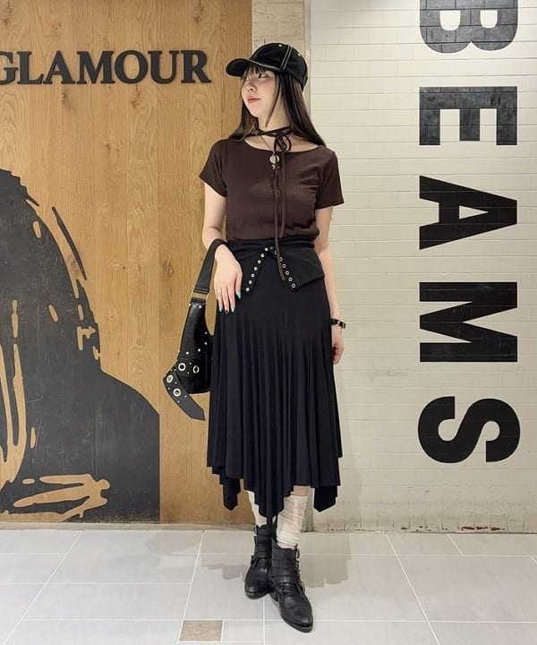 江口 息吹さんの「BEAMS WOMEN｜ネックリボン ボートネック Tシャツ」を使ったコーディネート