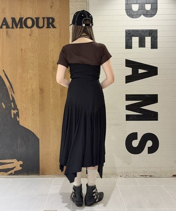 江口 息吹さんの「BEAMS WOMEN｜ネックリボン ボートネック Tシャツ」を使ったコーディネート