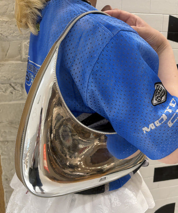 大石彩可さんの「BEAMS WOMEN｜JW PEI / Harlee shoulder bag SILVER」を使ったコーディネート