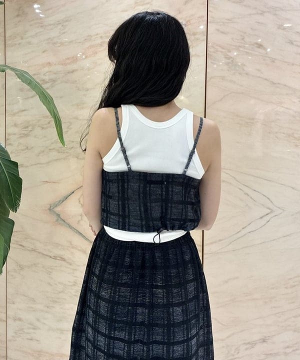 中丸　栞さんの「BEAMS WOMEN｜丸胴 テレコ タンクトップ」を使ったコーディネート