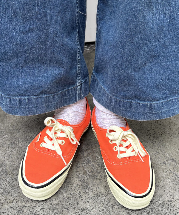 み　う　ちさんの「BEAMS WOMEN｜VANS / VANS For BEAMS BOY Authentic Vintage Orange」を使ったコーディネート