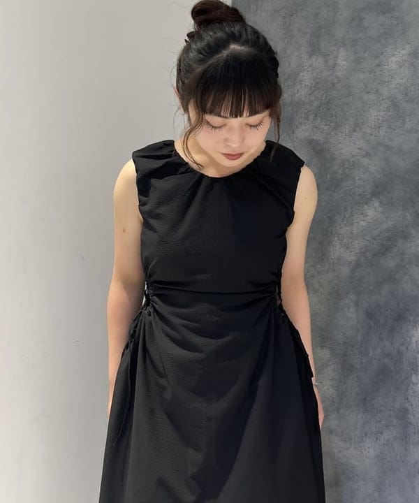 星野 真依さんの「BEAMS WOMEN｜カットアウト ノースリーブ ワンピース」を使ったコーディネート