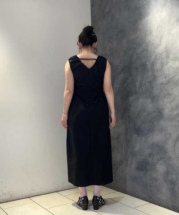 星野 真依さんの「BEAMS WOMEN｜カットアウト ノースリーブ ワンピース」を使ったコーディネート