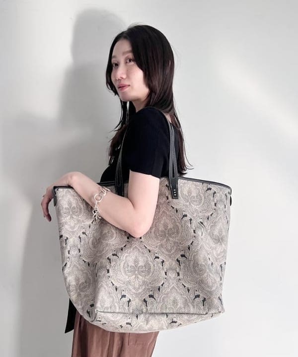 隈元 楓さんの「BEAMS WOMEN｜オフショルダー ノースリーブ プルオーバーニット」を使ったコーディネート