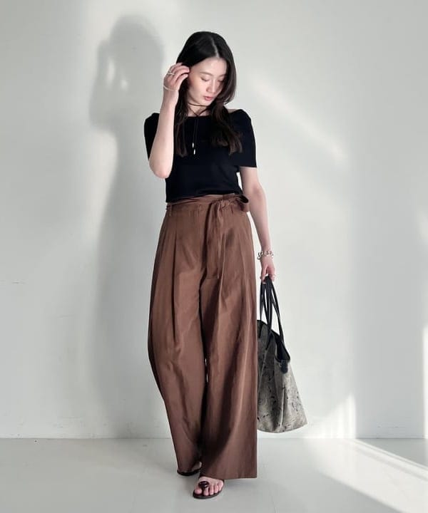 隈元 楓さんの「BEAMS WOMEN｜オフショルダー ノースリーブ プルオーバーニット」を使ったコーディネート