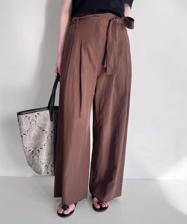 隈元 楓さんの「BEAMS WOMEN｜オフショルダー ノースリーブ プルオーバーニット」を使ったコーディネート