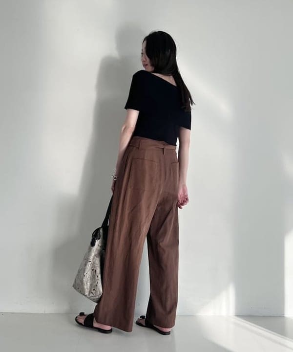 隈元 楓さんの「BEAMS WOMEN｜オフショルダー ノースリーブ プルオーバーニット」を使ったコーディネート