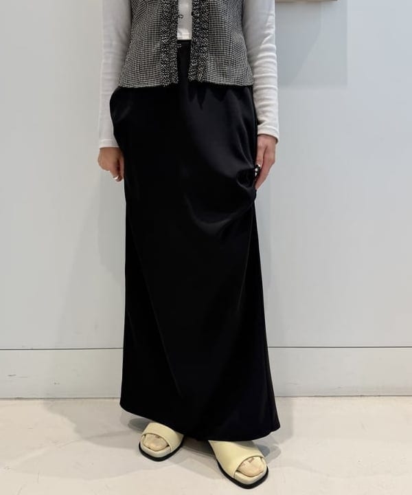 れいなさんの「BEAMS WOMEN｜サテン ドレープ スカート」を使ったコーディネート