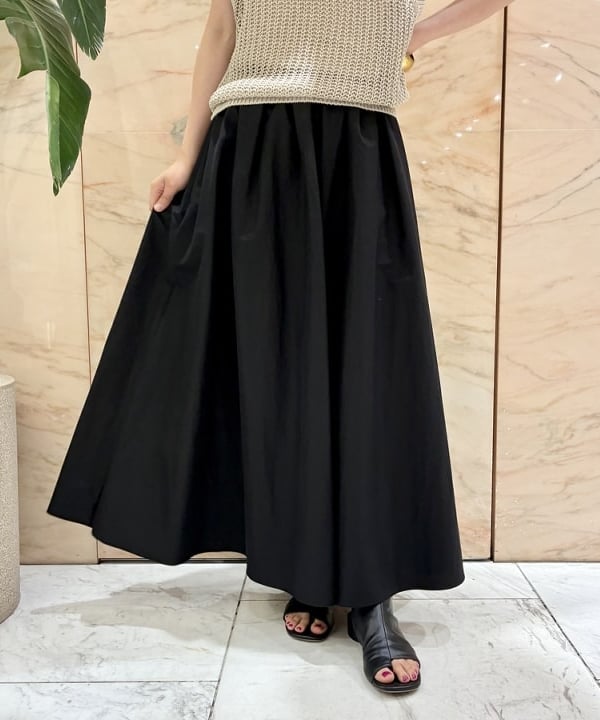 中丸　栞さんの「BEAMS WOMEN｜リネン 畦 ニットベスト」を使ったコーディネート