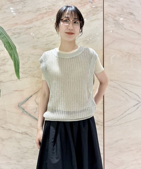 中丸　栞さんの「BEAMS WOMEN｜リネン 畦 ニットベスト」を使ったコーディネート