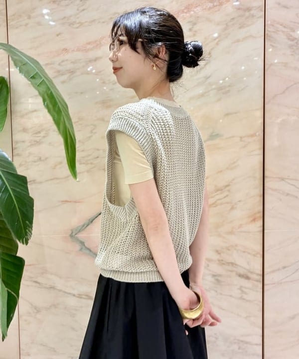 中丸　栞さんの「BEAMS WOMEN｜リネン 畦 ニットベスト」を使ったコーディネート