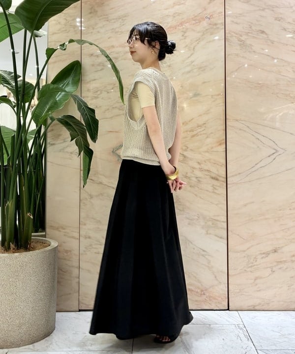 中丸　栞さんの「BEAMS WOMEN｜リネン 畦 ニットベスト」を使ったコーディネート