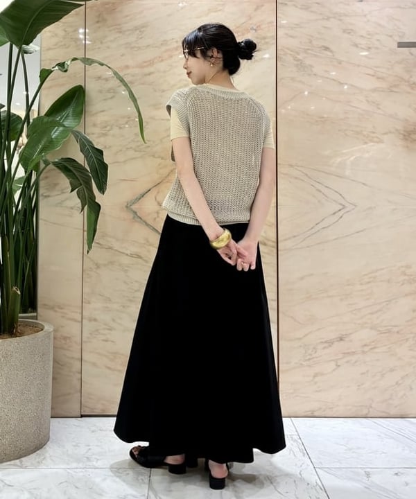 中丸　栞さんの「BEAMS WOMEN｜リネン 畦 ニットベスト」を使ったコーディネート