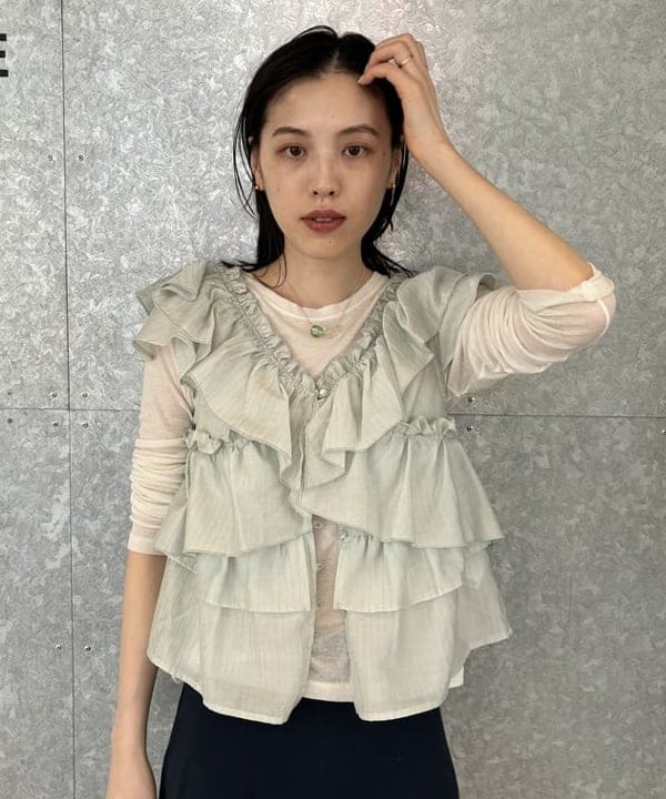 神坂 莉子さんの「BEAMS WOMEN｜ラッフル ティアード Vネック フレンチスリーブ」を使ったコーディネート