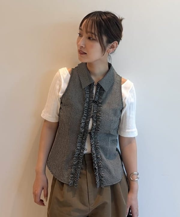 松本 佳菜子さんの「BEAMS WOMEN｜2タック カーブ バレル チノパンツ」を使ったコーディネート