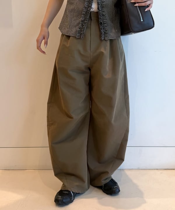 松本 佳菜子さんの「BEAMS WOMEN｜2タック カーブ バレル チノパンツ」を使ったコーディネート