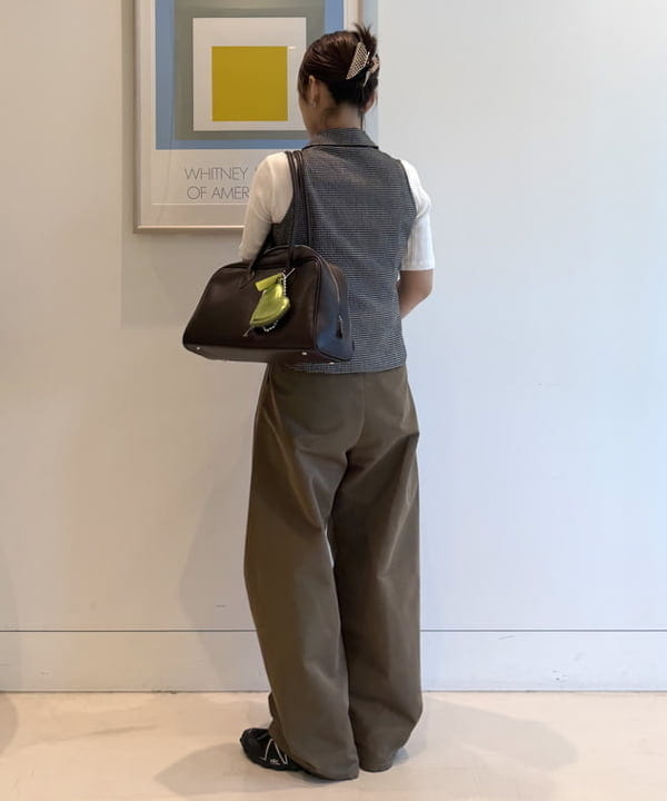 松本 佳菜子さんの「BEAMS WOMEN｜2タック カーブ バレル チノパンツ」を使ったコーディネート