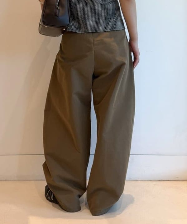 松本 佳菜子さんの「BEAMS WOMEN｜2タック カーブ バレル チノパンツ」を使ったコーディネート
