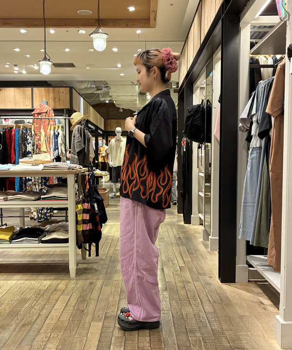 マツモト アカネさんの「BEAMS WOMEN｜ファイヤーパターン オープンカラーシャツ」を使ったコーディネート
