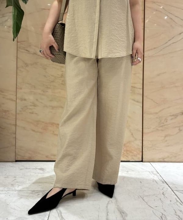 塚越 有紀さんの「BEAMS WOMEN｜レーヨンリネン ドロスト イージーパンツ」を使ったコーディネート