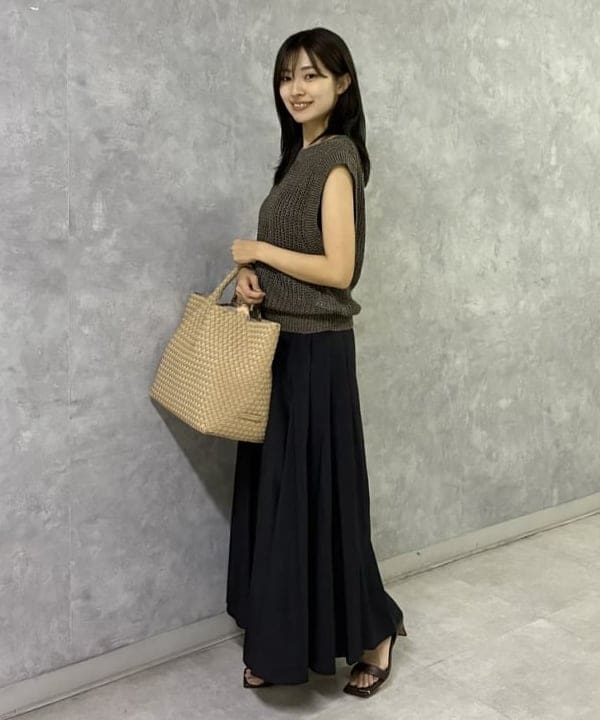 茂野 真楓さんの「BEAMS WOMEN｜リネン 畦 ニットベスト」を使ったコーディネート