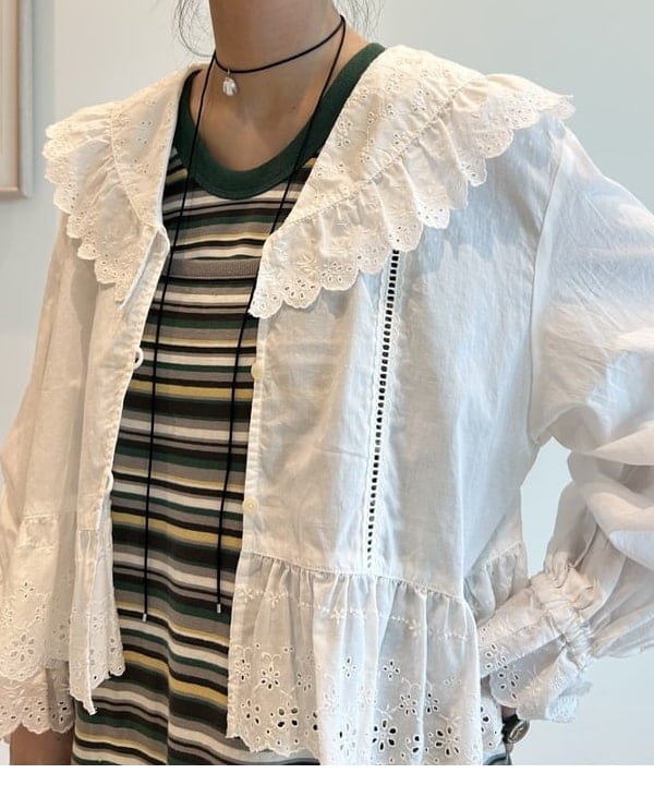 清水 彩乃さんの「BEAMS WOMEN｜カットワーク ブラウス」を使ったコーディネート