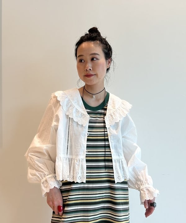清水 彩乃さんの「BEAMS WOMEN｜カットワーク ブラウス」を使ったコーディネート