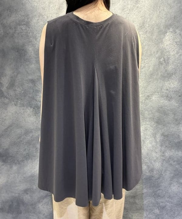 OSUMIさんの「BEAMS WOMEN｜【接触冷感・UVカット】コットン バックフレア ノースリーブ プルオーバー」を使ったコーディネート
