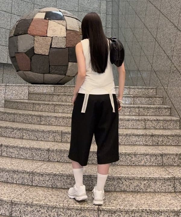 amiriさんの「BEAMS WOMEN｜【ワイドストレートフィット】ショート スラックス」を使ったコーディネート