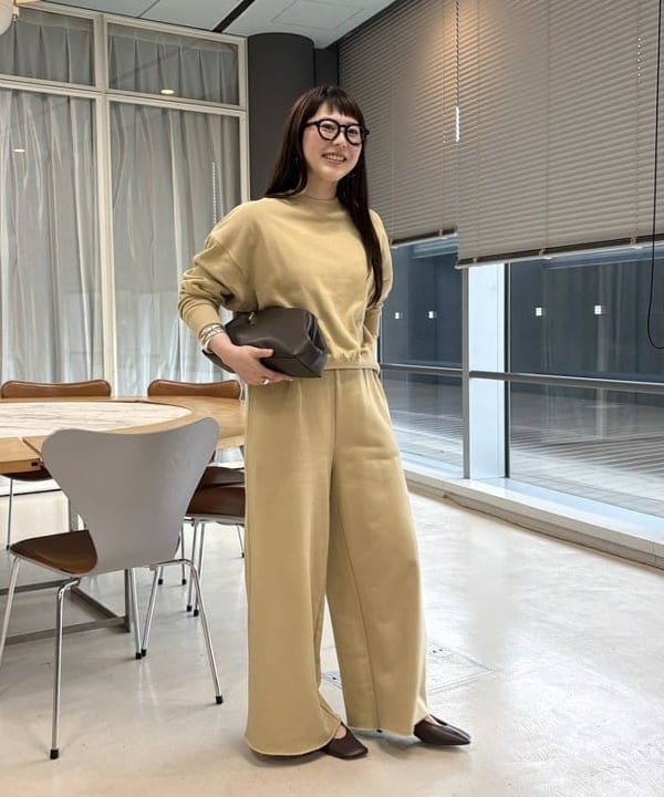Ichika Hondaさんの「BEAMS WOMEN｜【別注】SLOANE / コットン 裏毛 パンツ」を使ったコーディネート