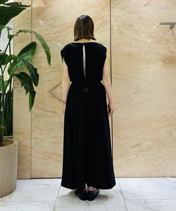 岩沢 珠代さんの「BEAMS WOMEN｜ガラス レザー ローファー」を使ったコーディネート