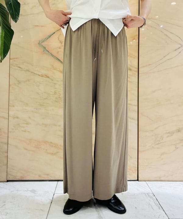 岩沢 珠代さんの「BEAMS WOMEN｜キュプラ イージーパンツ」を使ったコーディネート