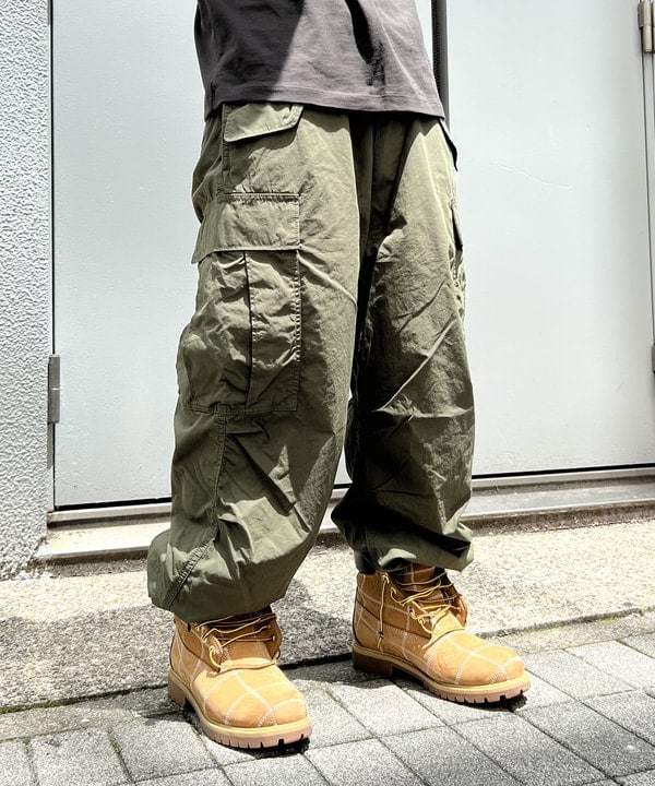 照田 拓史さんの「BEAMS WOMEN｜BEAMS / ビッグ 6ポケット カーゴパンツ」を使ったコーディネート
