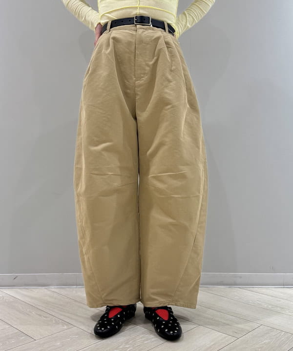 reinaさんの「BEAMS WOMEN｜2タック カーブ バレル チノパンツ」を使ったコーディネート