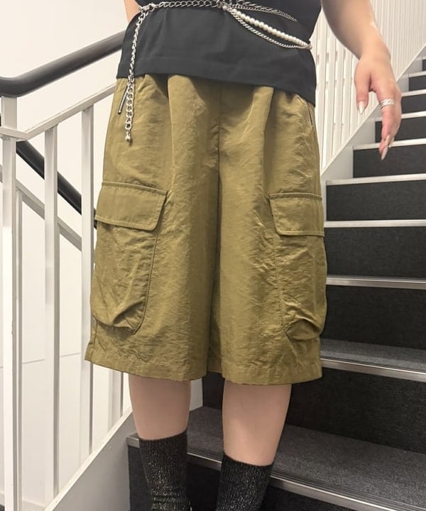 松本 佳菜子さんの「BEAMS WOMEN｜カーゴ ハーフ パンツ」を使ったコーディネート