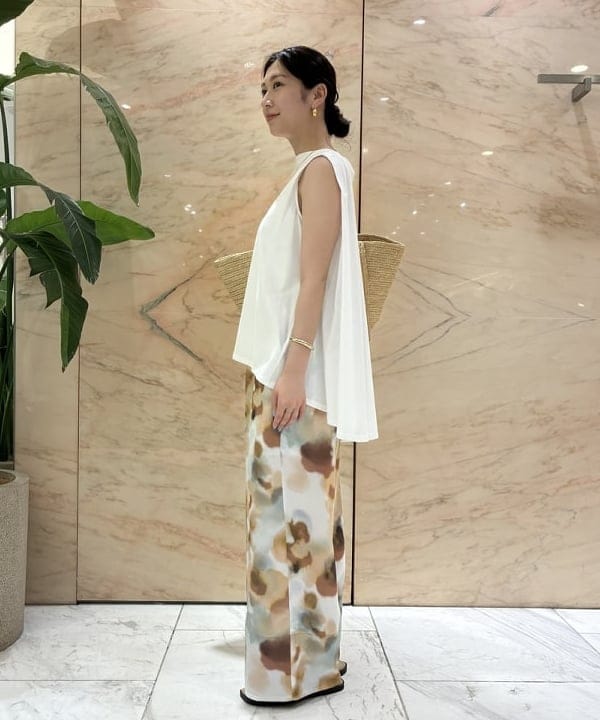 坂本 涼花さんの「BEAMS WOMEN｜ウォーターカラープリント イージーパンツ」を使ったコーディネート