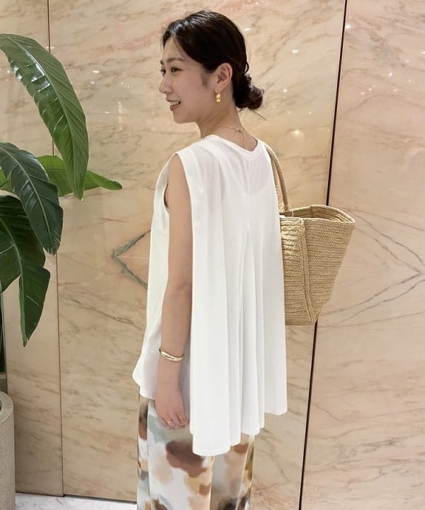 坂本 涼花さんの「BEAMS WOMEN｜ウォーターカラープリント イージーパンツ」を使ったコーディネート