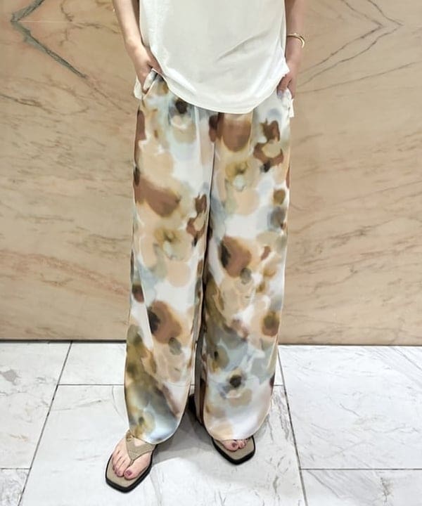 坂本 涼花さんの「BEAMS WOMEN｜ウォーターカラープリント イージーパンツ」を使ったコーディネート