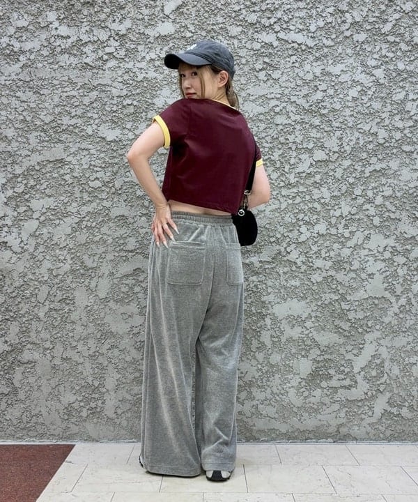 遠藤 かなたさんの「BEAMS WOMEN｜ベロア ワイド スウェット パンツ」を使ったコーディネート