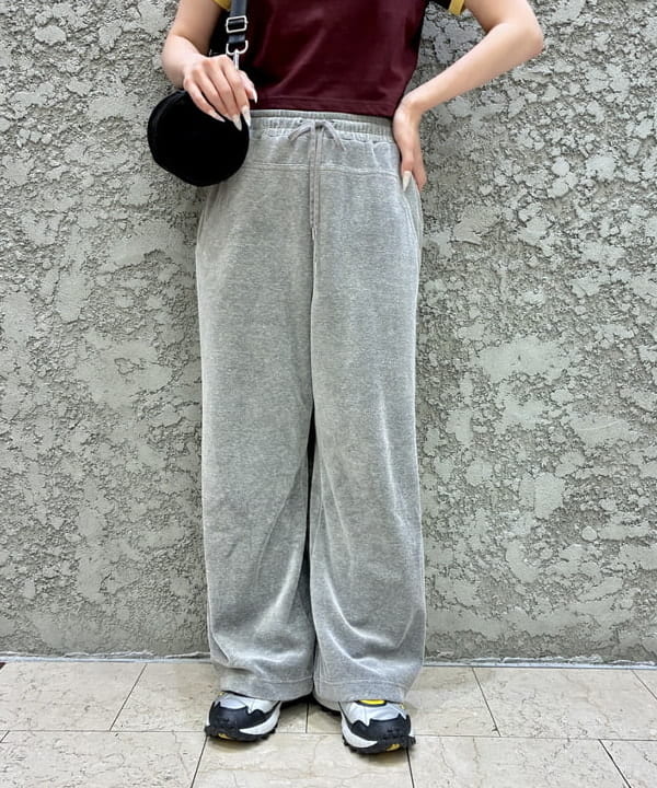 遠藤 かなたさんの「BEAMS WOMEN｜ベロア ワイド スウェット パンツ」を使ったコーディネート
