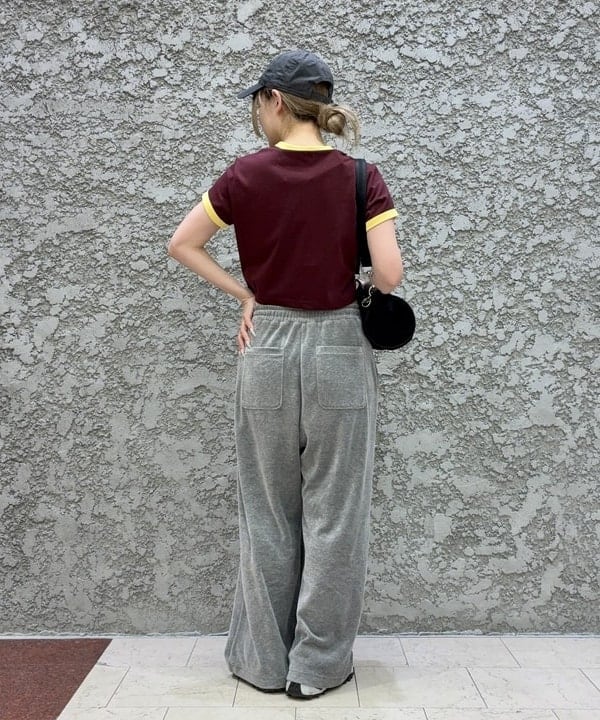遠藤 かなたさんの「BEAMS WOMEN｜ベロア ワイド スウェット パンツ」を使ったコーディネート