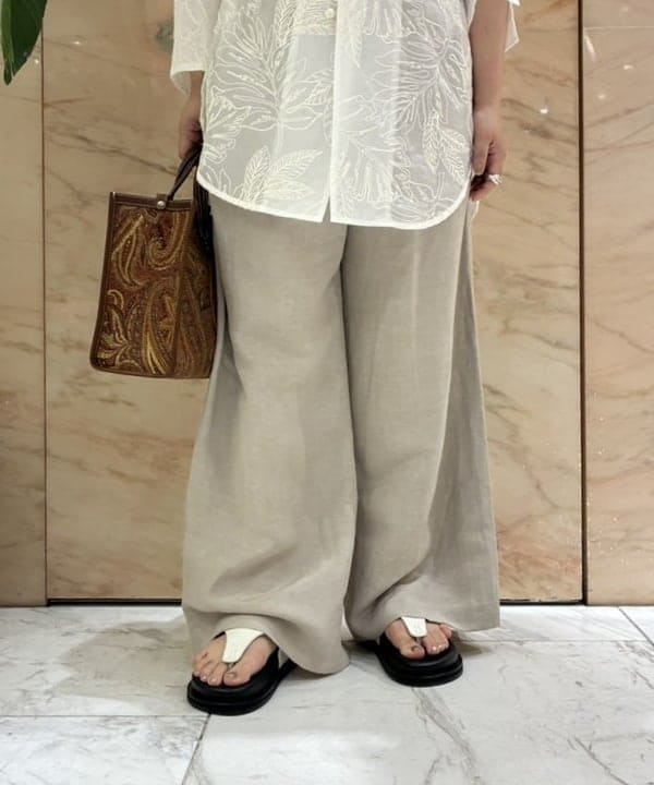 塚越 有紀さんの「BEAMS WOMEN｜AK+1 / リネン ダブルタック パンツ」を使ったコーディネート