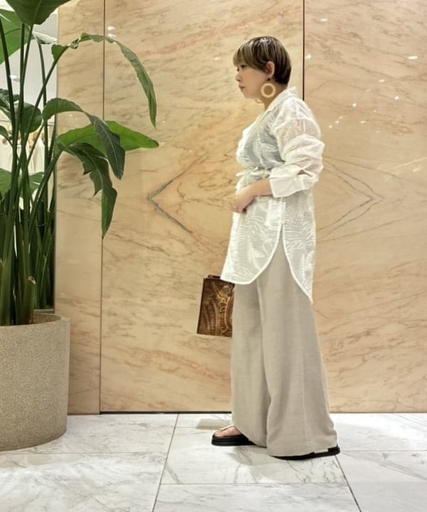 塚越 有紀さんの「BEAMS WOMEN｜AK+1 / リネン ダブルタック パンツ」を使ったコーディネート