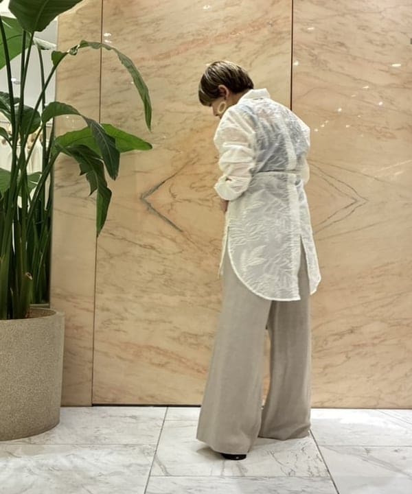 塚越 有紀さんの「BEAMS WOMEN｜AK+1 / リネン ダブルタック パンツ」を使ったコーディネート