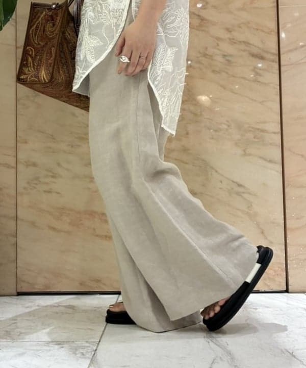 塚越 有紀さんの「BEAMS WOMEN｜AK+1 / リネン ダブルタック パンツ」を使ったコーディネート