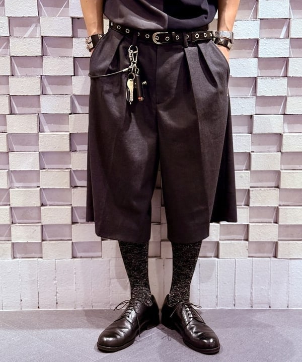 山本 泰紀さんの「BEAMS WOMEN｜【ワイドストレートフィット】ショート スラックス」を使ったコーディネート